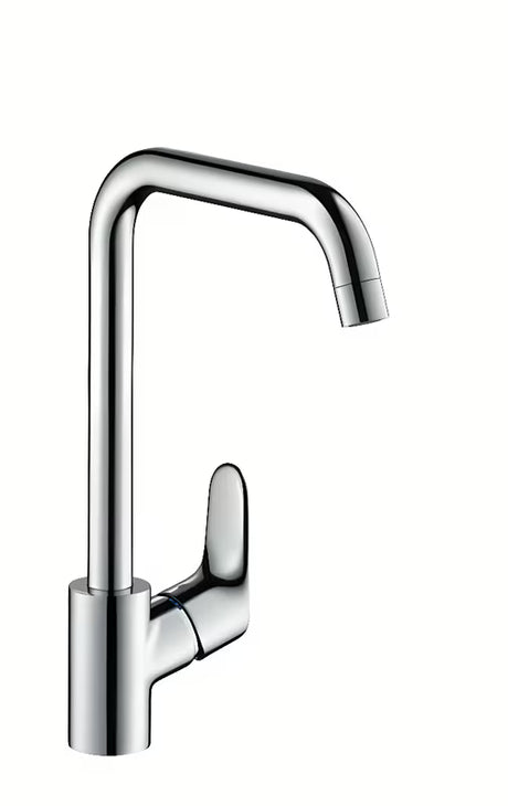Chromová nízkotlaká dřezová baterie Hansgrohe Focus M41 s otočným výtokem pro otevřený ohřívač vody.