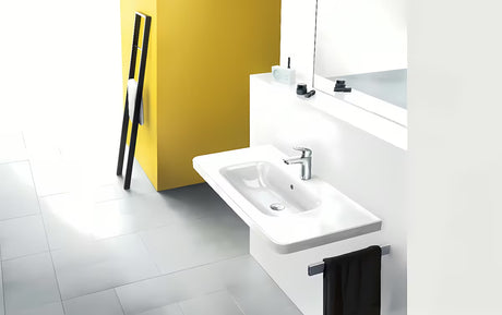 Chromová páková umyvadlová baterie hansgrohe Logis 100 CoolStart s výpustí a ergonomickou pákou.