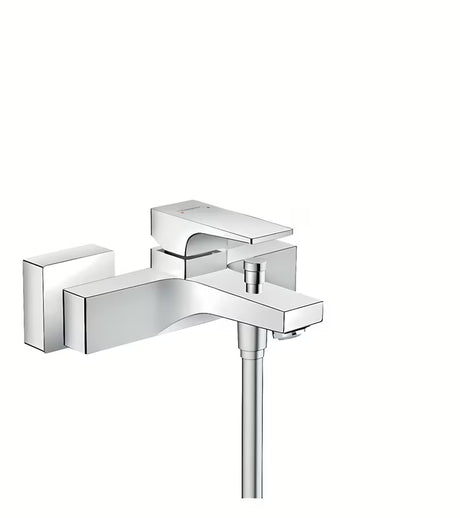 Chromová páková vanová baterie hansgrohe Metropol na stěnu s přepínačem mezi vanou a sprchou.