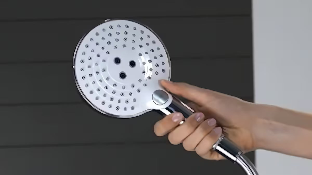 Chromová ruční sprcha Hansgrohe Raindance Select S 120 s tlačítkem Select a třemi typy proudu