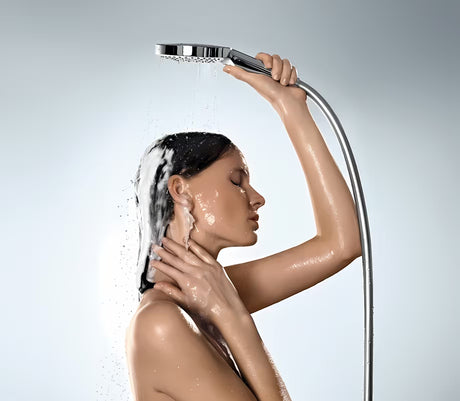 Chromová ruční sprcha Hansgrohe Raindance Select S 120 s tlačítkem Select a třemi typy proudu