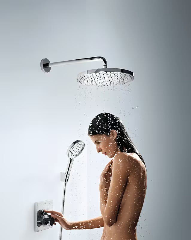 Hlavová sprcha hansgrohe Raindance Select S 300 2jet se sprchovým ramenem v chromu pro montáž na stěnu.