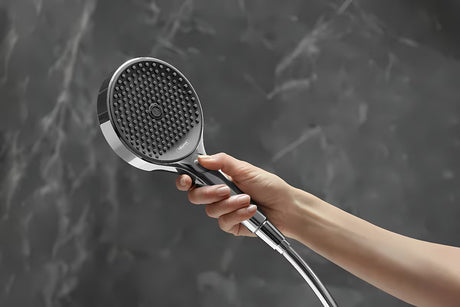 Ruční sprcha hansgrohe Rainfinity 130 3jet v chromu s antracitovým sprchovým diskem