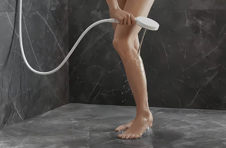 Ruční sprcha Hansgrohe Rainfinity 130 3jet v matně bílé s antracitovým sprchovým diskem