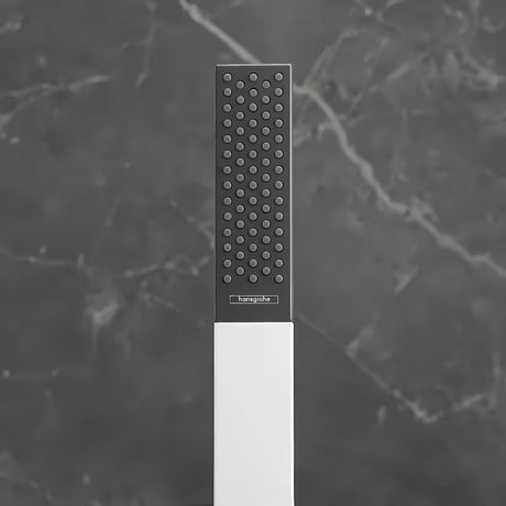 Tyčová ruční sprcha hansgrohe Rainfinity 100 1jet v chromu s antracitem s proudem PowderRain.