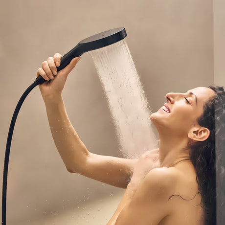 Hansgrohe Rainfinity sprchový set EcoSmart v matné černé barvě s ruční sprchou, tyčí a textilní hadicí