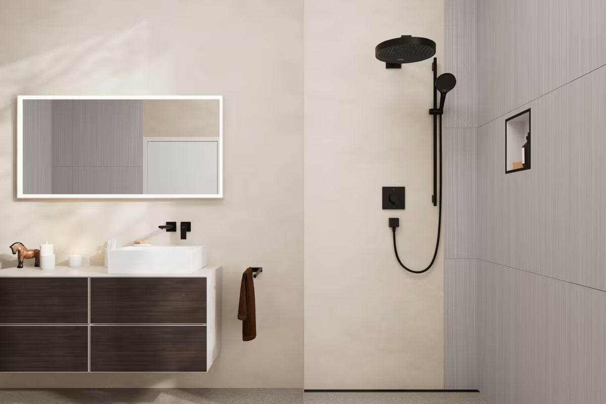 Hansgrohe Rainfinity sprchový set EcoSmart v matné černé barvě s ruční sprchou, tyčí a textilní hadicí