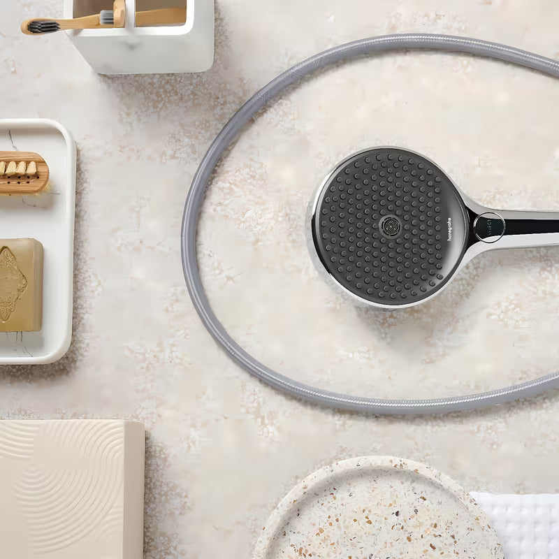 Chromový sprchový set Hansgrohe Rainfinity 130 EcoSmart se sprchovou tyčí a textilní hadicí Designflex