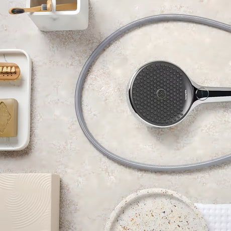 Chromový sprchový set Hansgrohe Rainfinity 130 EcoSmart se sprchovou tyčí a textilní hadicí Designflex
