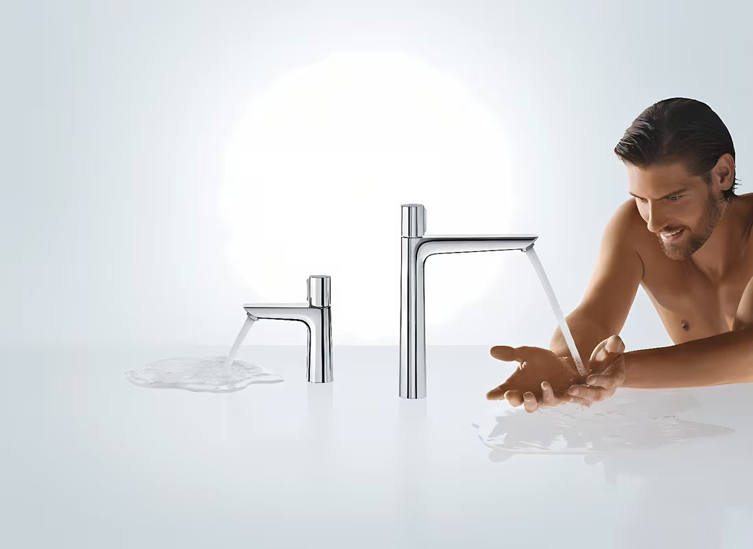 Chromová umyvadlová baterie Hansgrohe Talis Select E s tlačítkem Select a moderním hranatým designem.