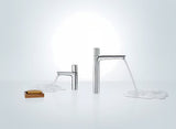 Chromová umyvadlová baterie Hansgrohe Talis Select E s tlačítkem Select a moderním hranatým designem.