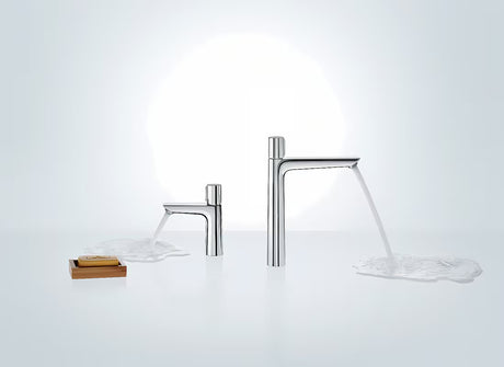Chromová umyvadlová baterie Hansgrohe Talis Select E s tlačítkem Select a moderním hranatým designem.