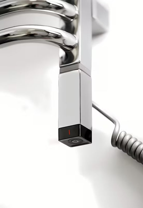 Lesklá chromová topná tyč House Level One pro koupelnový radiátor s výkonem 300 W.
