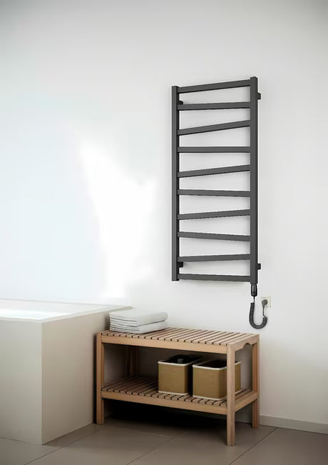 Elektrický radiátor House Level Zet 50x1341,4 cm v matně černém provedení