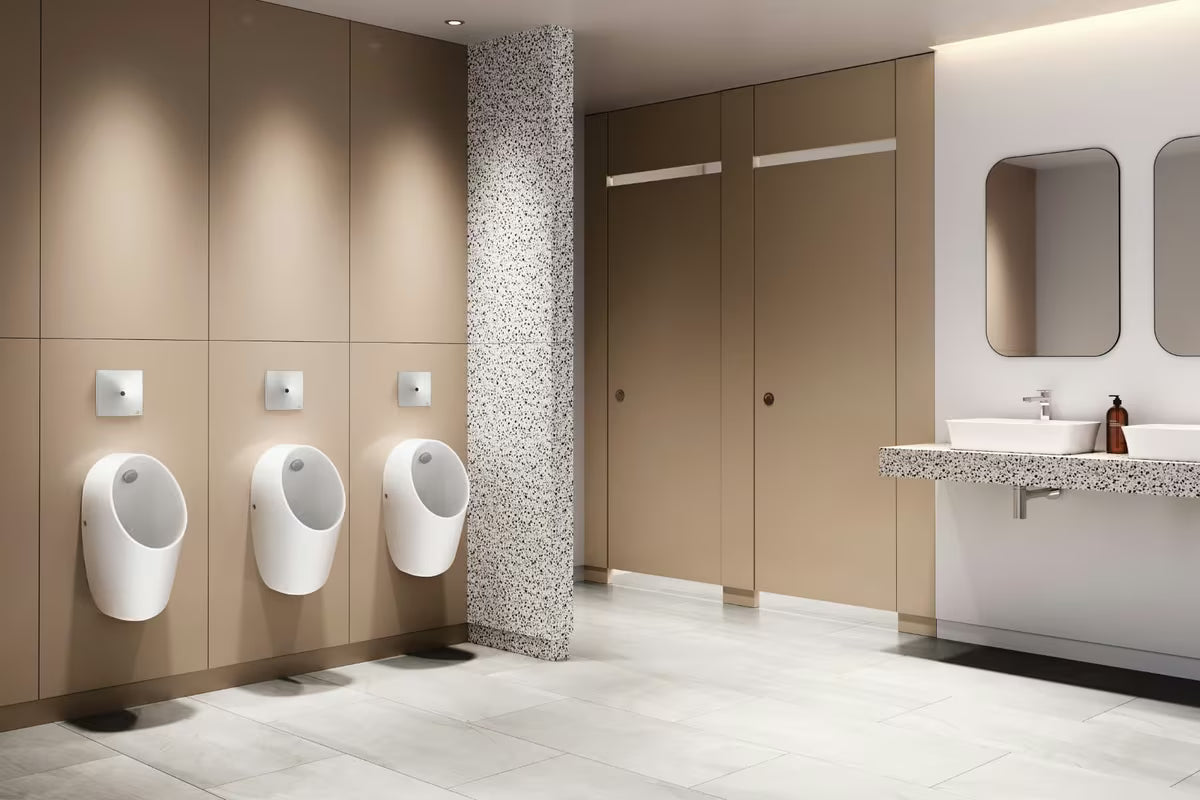 Bílý pisoár Ideal Standard i.life vhodný do moderních toalet