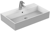 Bílé keramické závěsné umyvadlo Ideal Standard Strada 71x42 cm s otvorem pro baterii uprostřed.