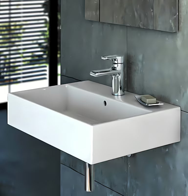 Bílé keramické závěsné umyvadlo Ideal Standard Strada 71x42 cm s otvorem pro baterii uprostřed.
