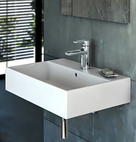 Bílé keramické závěsné umyvadlo Ideal Standard Strada 71x42 cm s otvorem pro baterii uprostřed.
