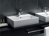 Bílé keramické závěsné umyvadlo Ideal Standard Strada 71x42 cm s otvorem pro baterii uprostřed.