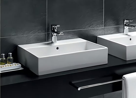 Bílé keramické závěsné umyvadlo Ideal Standard Strada 71x42 cm s otvorem pro baterii uprostřed.