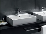 Bílé keramické závěsné umyvadlo Ideal Standard Strada 71x42 cm s otvorem pro baterii uprostřed.