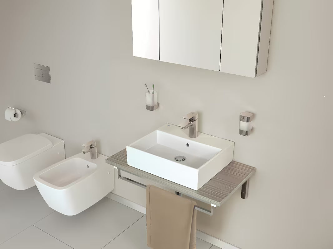 Keramické závěsné umyvadlo Ideal Standard Strada 70x42 cm v bílé barvě s otvorem pro baterii uprostřed.