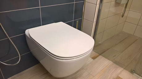 Bílé závěsné WC Ideal Standard Tesi s technologií AquaBlade a sedátkem se SoftClose
