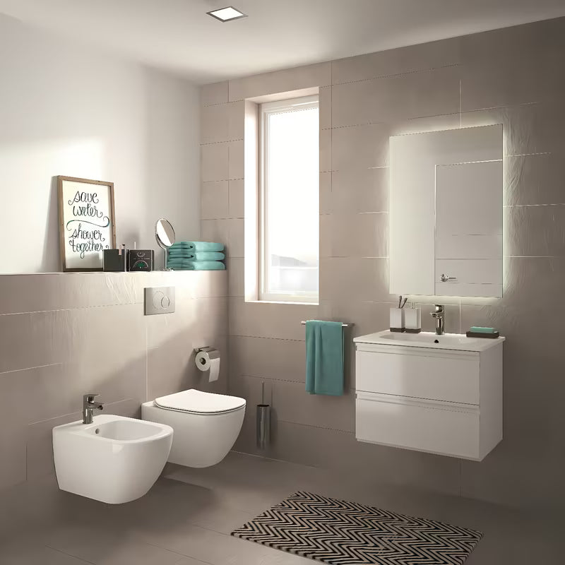 Bílé závěsné WC Ideal Standard Tesi s technologií AquaBlade a sedátkem se SoftClose