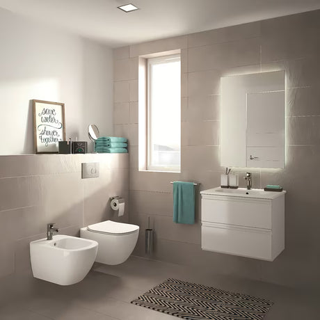 Bílé závěsné WC Ideal Standard Tesi s technologií AquaBlade a sedátkem se SoftClose