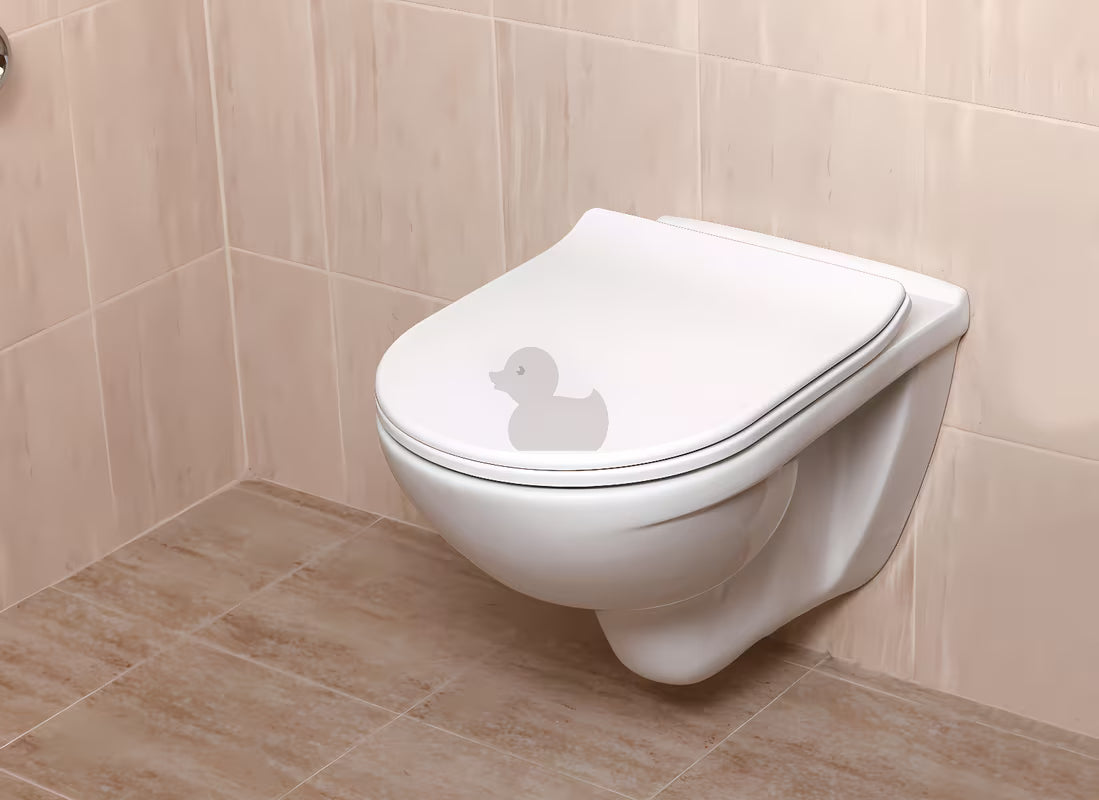 Bílé závěsné WC Jika Lyra Plus s otevřeným splachovacím kruhem a hladkým keramickým povrchem.