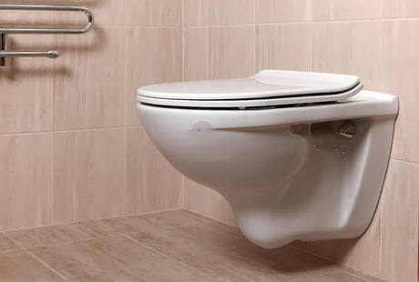 Bílé závěsné WC Jika Lyra Plus s otevřeným splachovacím kruhem a hladkým keramickým povrchem.