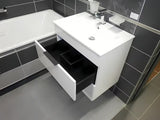 Bílá závěsná skříňka Jika Plan s keramickým umyvadlem a zásuvkami s plnovýsuvem.