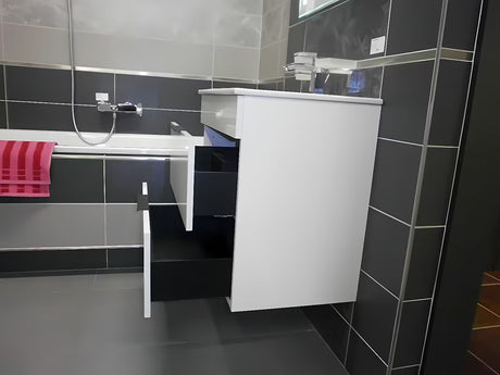 Bílá závěsná skříňka Jika Plan s keramickým umyvadlem a zásuvkami s plnovýsuvem.