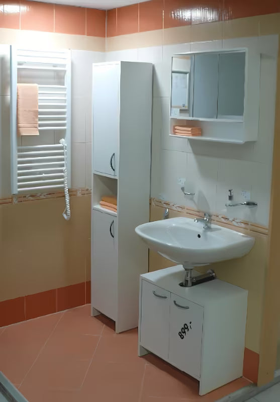 Bílá zrcadlová skříňka Jokey Lymo 58x49 cm se zrcadlovými dvířky a vnitřními poličkami