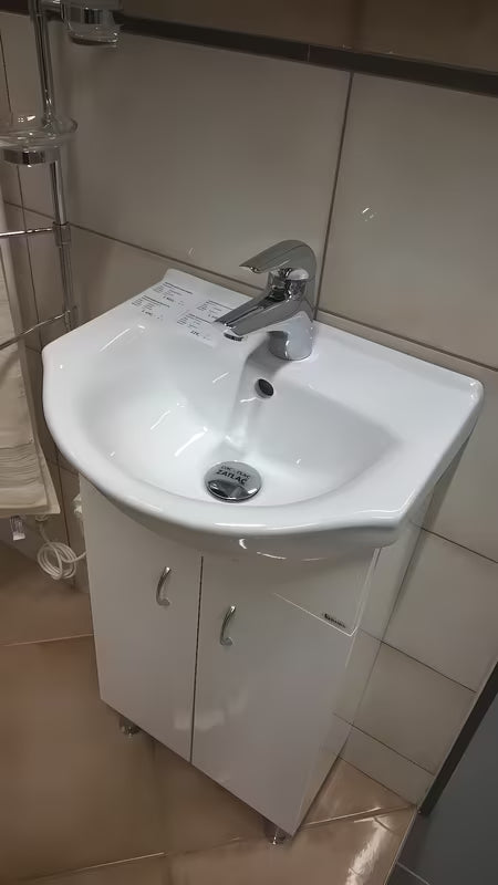 Bílá skříňka s umyvadlem Keramia Pro o šířce 43 cm vhodná do menší koupelny.