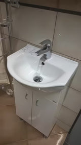Bílá skříňka s umyvadlem Keramia Pro o šířce 43 cm vhodná do menší koupelny.