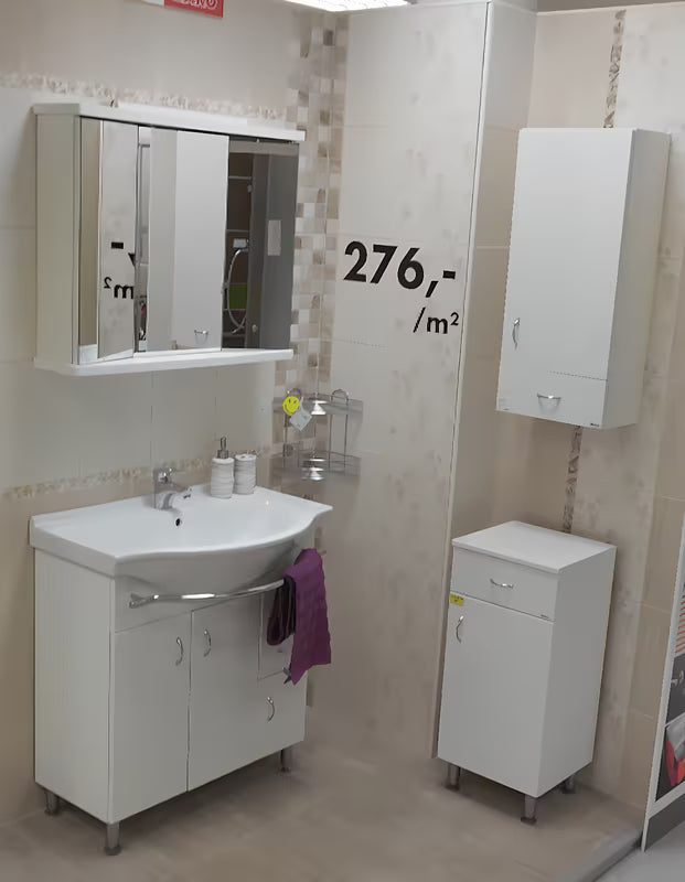 Bíle lakovaná koupelnová skříňka Keramia Pro s dvířky a výškově stavitelnými nožičkami.