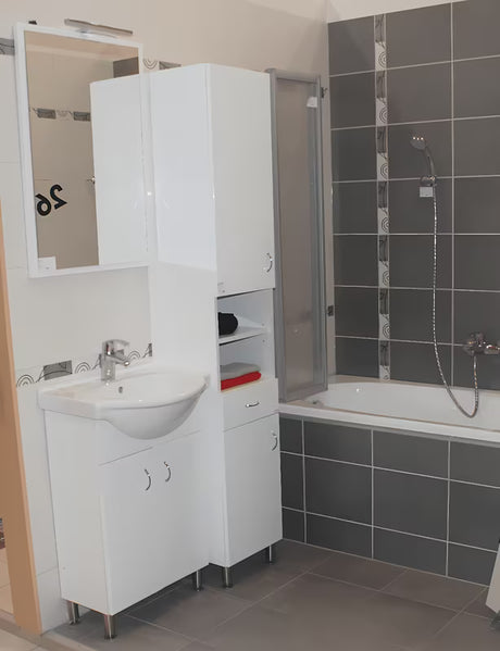Bílá vysoká koupelnová skříňka Keramia Pro s lakovanými boky a čelními plochami.