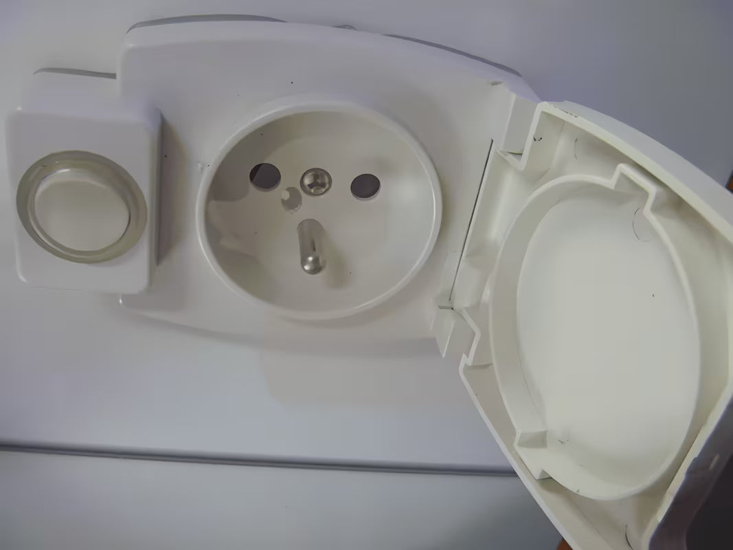 Obdélníkové LED zrcadlo Keramia Pro 70x80 cm v bílém rámu s krytím IP44, orientace na výšku.