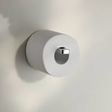 Chromový nástěnný držák toaletního papíru Keuco Moll s jednoduchým elegantním designem.