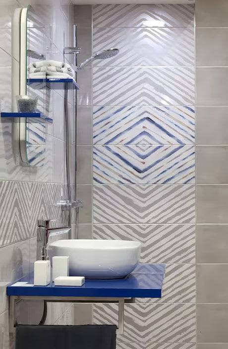 Bílý volně stojící dávkovač tekutého mýdla Kleine Wolke Flash s jednoduchým designem