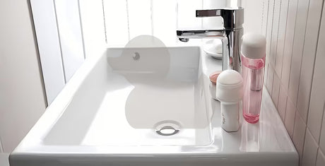 Kolo Twins závěsné keramické umyvadlo bílé 50x46 cm s odkládací plochou a otvorem pro baterii uprostřed