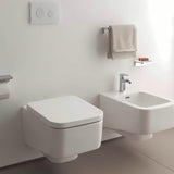 Bílé WC sedátko Laufen Pro z duroplastu pro moderní koupelnu.