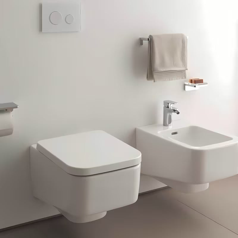 Bílé WC sedátko Laufen Pro z duroplastu pro moderní koupelnu.