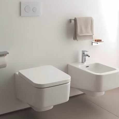 Bílé WC sedátko Laufen Pro z duroplastu pro moderní koupelnu.