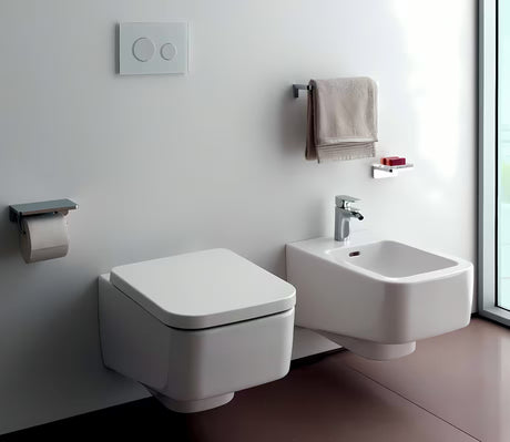 Bílé WC sedátko Laufen Pro z duroplastu s poklopem a technologií SoftClose pro pomalé sklápění.