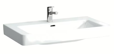 Nábytkové umyvadlo Laufen Pro S 85x46 cm z lesklé bílé keramiky s otvorem pro baterii uprostřed.