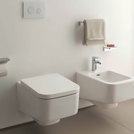 Bílé závěsné WC Laufen Pro S s bezokrajovým provedením bez splachovacího okruhu a hranatým designem.
