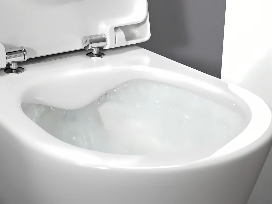 Bílé závěsné WC Laufen Pro S s bezokrajovým provedením bez splachovacího okruhu a hranatým designem.