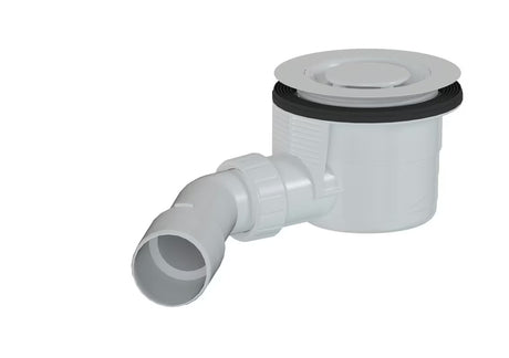 Bílý designový sifon k sprchové vaničce s krytkou, který nevyčnívá nad povrch vaničky.